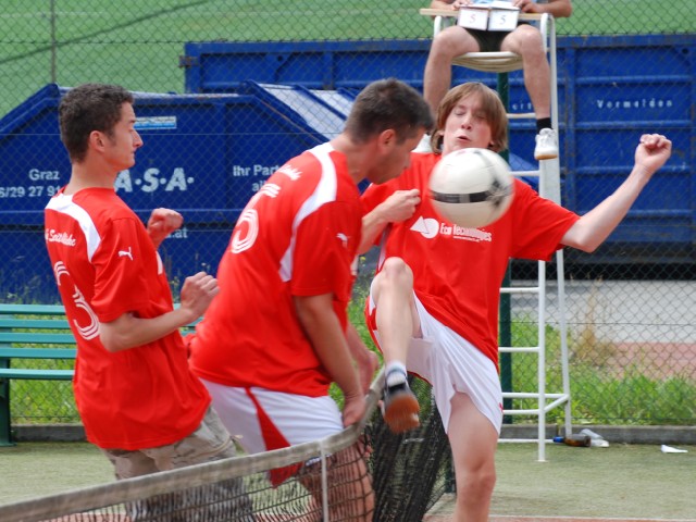 4669_tennisfussball_schw285.jpg