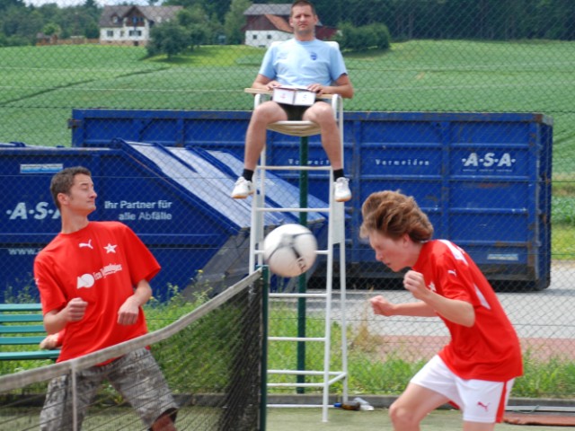 4718_tennisfussball_schw255.jpg