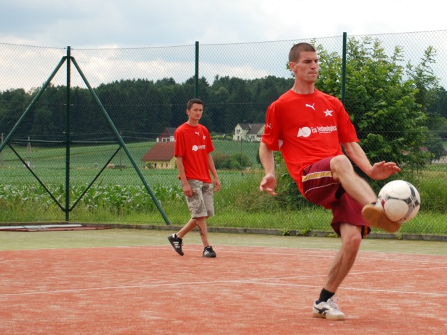 4728_tennisfussball_schw375.jpg